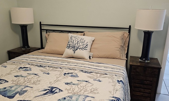 Sunrise House | Charming 1-bedroom house with WiFi, AC in beautiful Sunrise