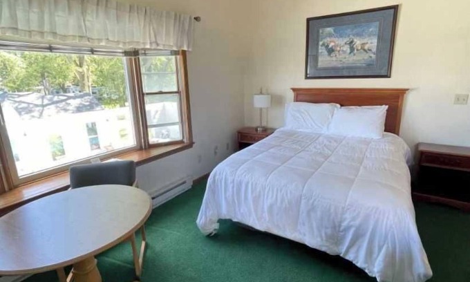 Huron Hotel | Charming 1 bedroom Suit #127 with AC and Wifi
