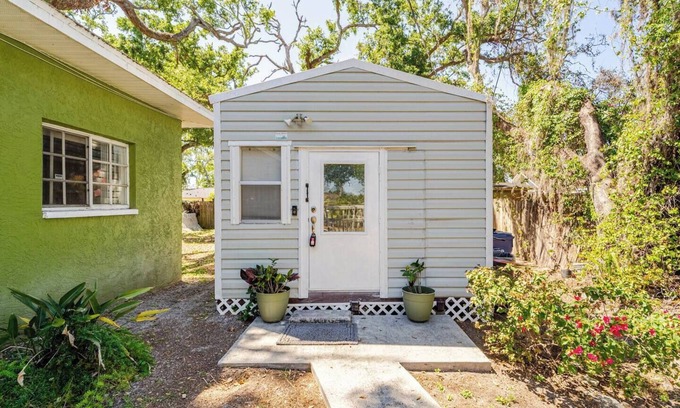 West Samoset House | Charming 1-bedroom Tiny house with WiFi, AC in Bradenton