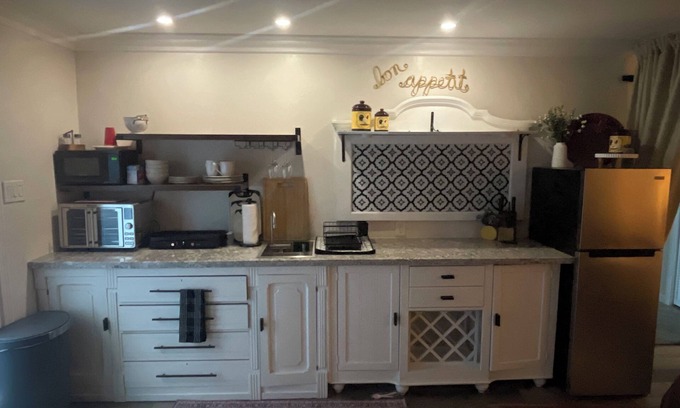 Bakersfield Apartment | Charming 1-bedroom apartment in lovely Bakersfield with AC, WiFi