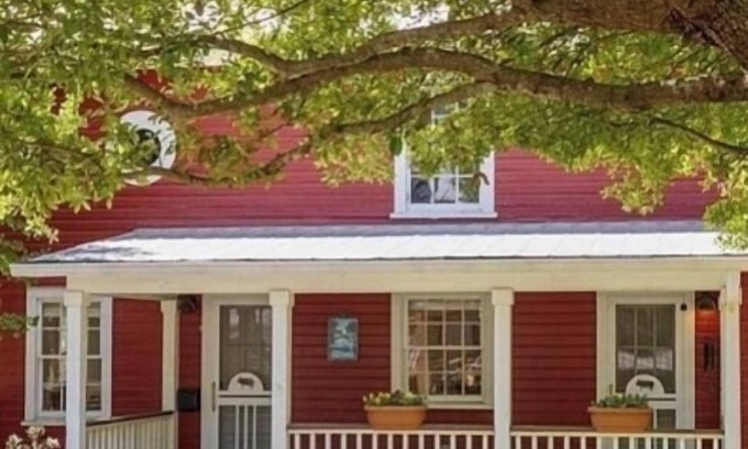 Hillsborough Cottage | Charming 1-bedroom cottageHillsborough Historic District walk to downtown