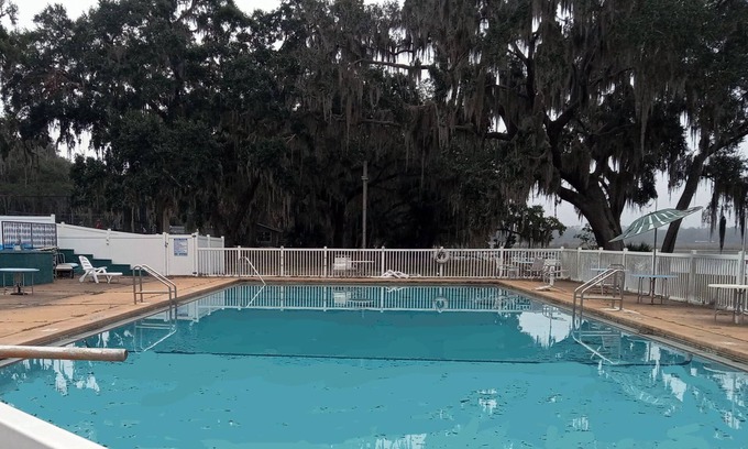 Salt Springs Cottage | Charming 1-bedroom cottage in beautiful Salt Springs Resort on Lake Kerr