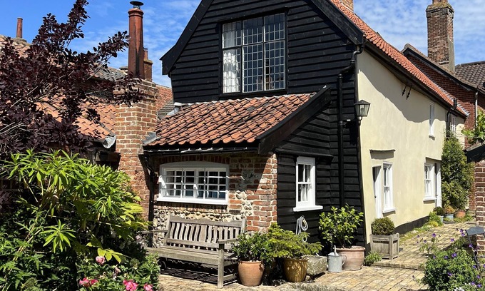 Hingham Cottage | Charming 15th century cottage in elegant and historic Hingham