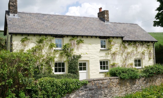 Carmarthen Cottage | Charming 18th Century Cottage in the beautiful Welsh Countryside
