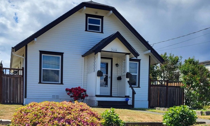 South Tacoma House | Charming 1920s 2-bedroom house in Central Tacoma