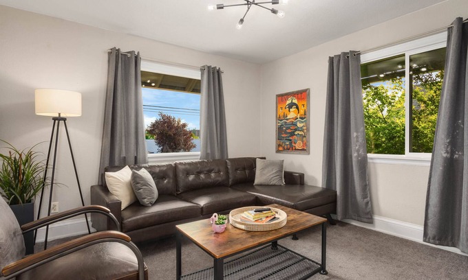 Everett Apartment | Charming 1b apartment. Minutes walk to Everett Center. Pet friendly!