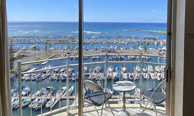 Waikiki Condo | Charming 1Bedroom - Surfing, Sunset, Yacht, Firework Ocean View!