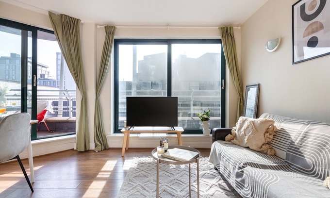 Tower Hill Apartment | Charming 1BR Near Tower Bridge Walks
