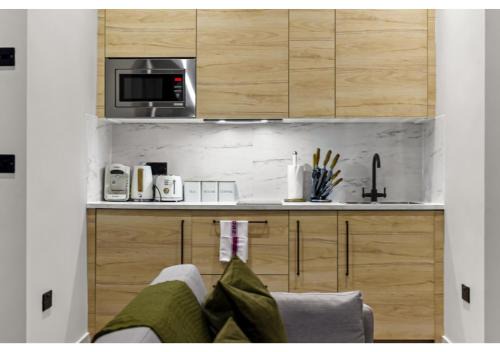 Springfield Apartment | Charming 1BR Oasis in the Heart of Clapton Common
