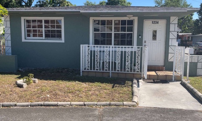 North Miami House | Charming 2/1 house located in NMB, with air conditioning and free Wi-Fi.