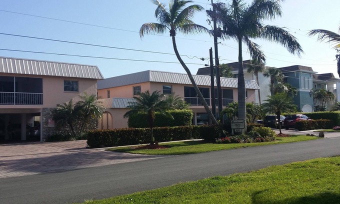 Royal Harbor Condo | Charming 2/2 condo/dock on canal to bay/gulf located near theHeart of Naples