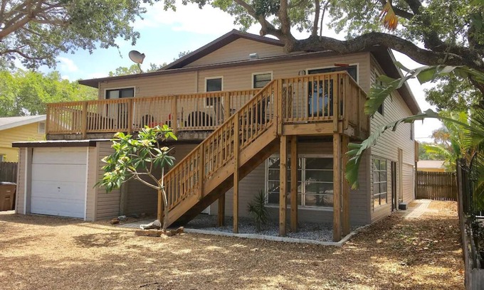 Indian Rocks Beach Apartment | Charming 2 bedroom beach Apt walk to the beach