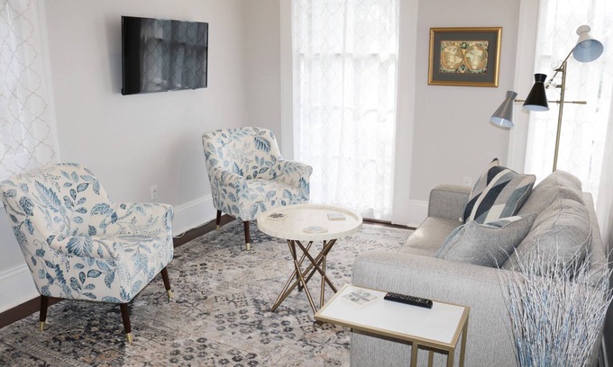 Lower Garden District Condo | Charming 2 BD w/Balcony, 1 Block off St. Charles