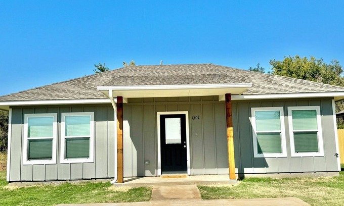 Lawton House | Charming 2 Bed/2 Bath house, fenced backyard, Pets OK!
