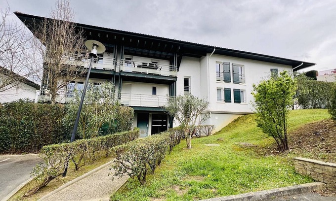 Cambo-les-Bains Apartment | Charming 2-Bed Apt in Cambo-les-Bains - WiFi, Terrace, Parking, Pet-Friendly