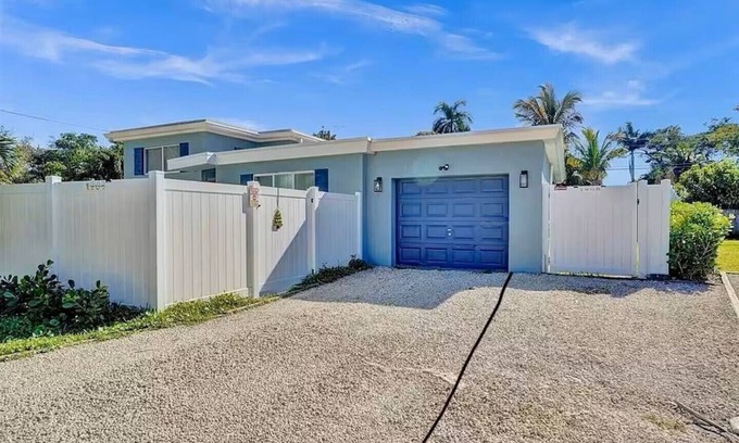 Edgewood House | Charming 2-bedroom house with Wi-Fi, AC in fabulous Fort Lauderdale