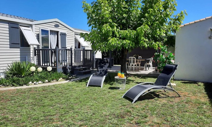 Dolus-d'Oleron Ski Chalet | Charming 2-Bedroom Mobile Home in Dolus-d'Oléron with Outdoor Kitchen, Terrace & Close to Beach