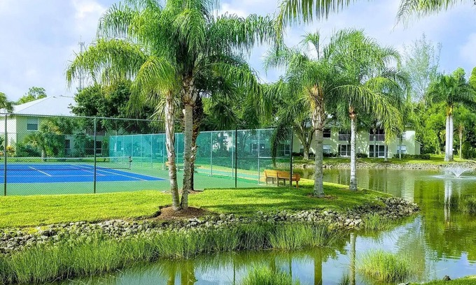Bonita Springs Condo | Charming 2-bedroom condo in delightful Bonita Springs with AC, laundry, internet