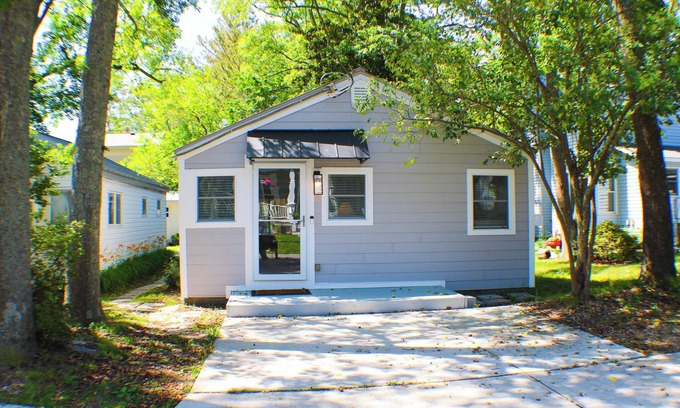 Northeast Virginia Beach House | Charming 2-bedroom house in brilliant Virginia Beach w/parking. Close to beach.