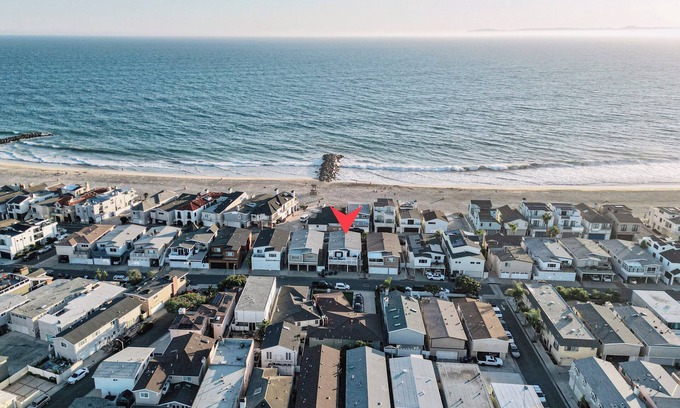Santa Ana Heights House | Charming 2-bedroom house steps to the water in gorgeous Newport Beach