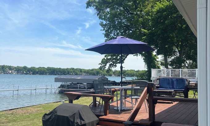 Pleasant Lake Cottage | Charming 2-bedroom cottage with AC, WiFi on Pleasant Lake