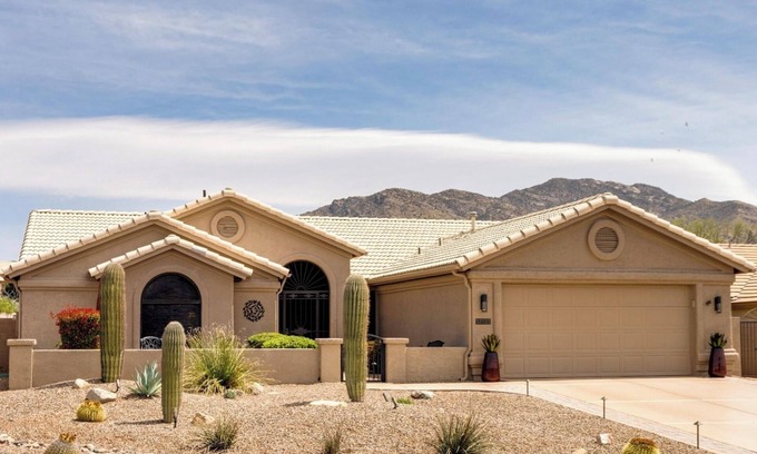 Saddlebrooke House | Charming 2-bedroom 2 bath home in Saddlebrooke one with private back yard.