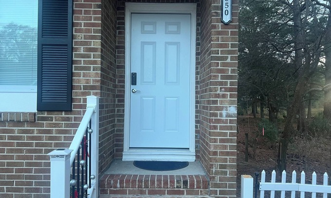 Portsmouth House | Charming 2 bedroom, 2 bath townhome located in Portsmouth, Simple and elegant!