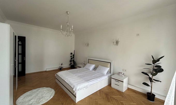Chugureti Apartment | Charming 2-bedroom apartment with WiFi and AC in lovely T'bilisi
