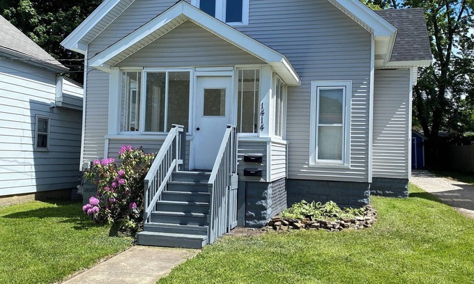 Ashtabula Apartment | Charming 2-bedroom apartment with AC, WiFi, in The Historic Ashtabula Harbor