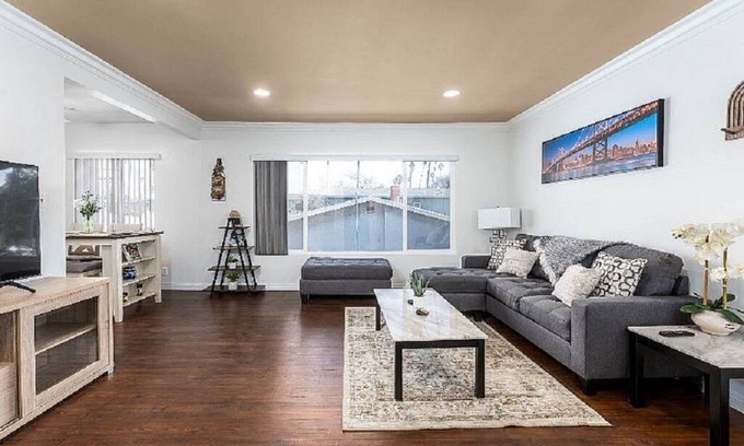 Inglewood Apartment | Charming 2-bedroom apartment in lovely Inglewood with WiFi UNIT 5