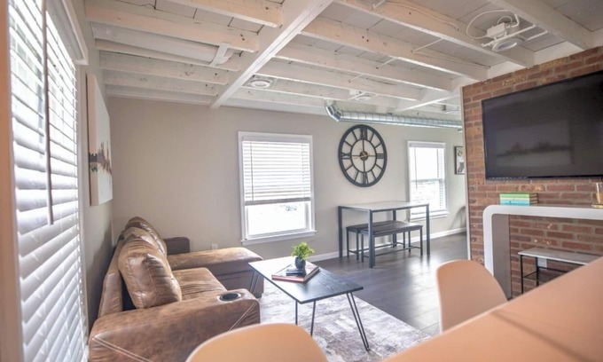 Royal Oak Apartment | Charming 2-bedroom apartment in Royal Oak with AC, WiFi