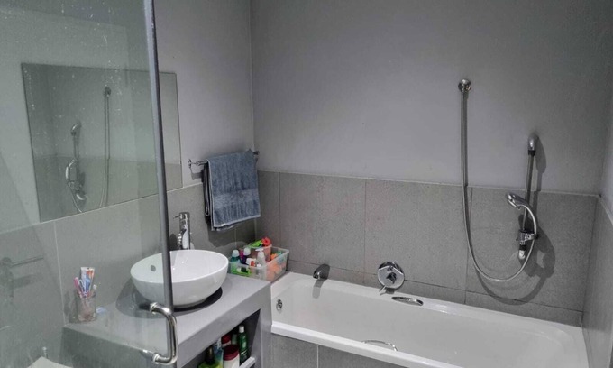 Burgundy Estate Apartment | Charming 2-bedroom apartment in Cape Town Near Beaches & CBD with Wifii