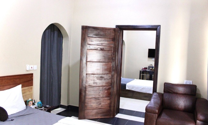 Accra Bed & Breakfast | Charming 2-bedroom B&B with WiFi, AC in enchanting Accra.