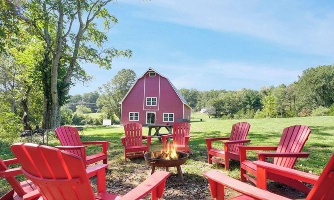 Etlan House | Charming 2-bedroom barn with WiFi, AC in brilliant Etlan, minutes from Old Rag.