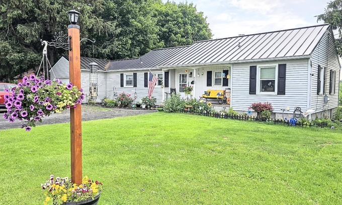 Cayuga Bed & Breakfast | Charming 2-bedroom bed & breakfast in peaceful Cayuga with WiFi, AC