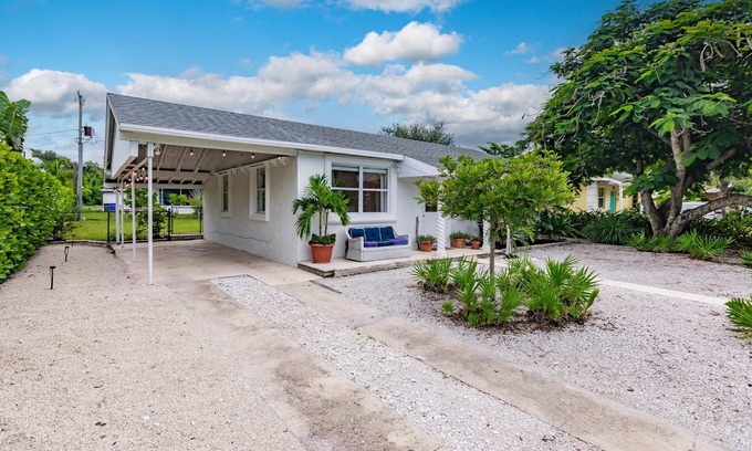 Lake Park House | Charming 2-bedroom bungalow just a short walk or bike to Naples famous beaches