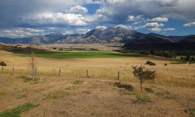 Emigrant Cabin | Charming 2-bedroom cabin in Emigrant with Beautiful Views