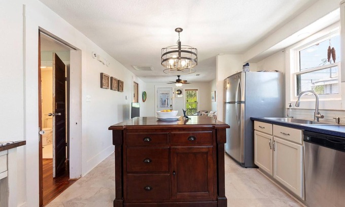 Galveston Cottage | Charming 2-bedroom cottage in fabulous Galveston with AC