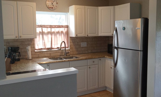 Kissimmee Cottage | Charming 2-bedroom Country Cottage in Kissimmee with private parking