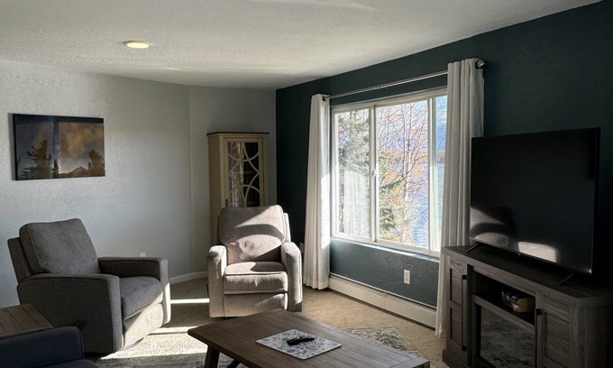 Wasilla Condo | Charming 2-bedroom condo in fabulous Wasilla with WiFi