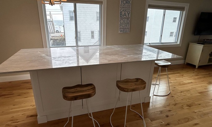 York Beach Condo | Charming 2-bedroom condo across from Long Sands