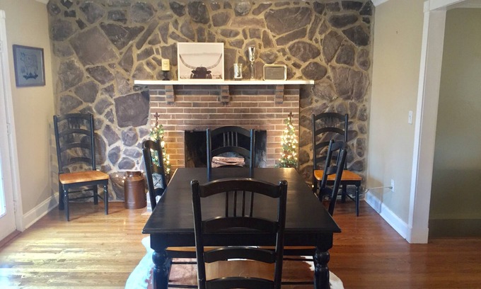 Franklin Cottage | Charming 2-bedroom cottage in Franklin-a home away from home.