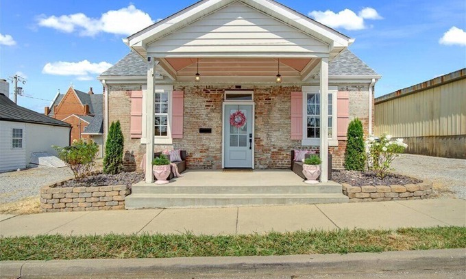 Waterloo Cottage | Charming 2-bedroom cottage with Patio in Waterloo