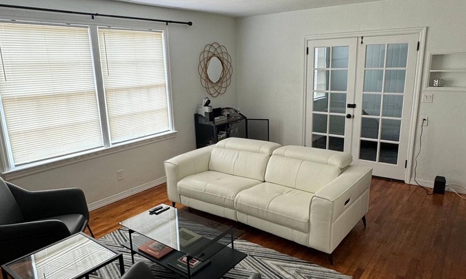 Sebring Cottage | Charming 2-bedroom cottage in fabulous Sebring with AC