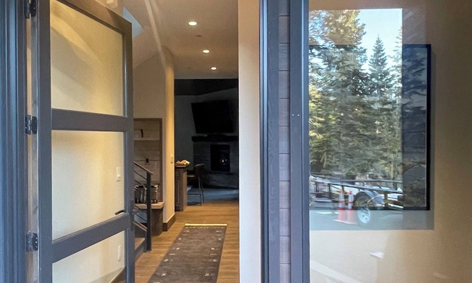 Truckee Cottage | Charming 2-bedroom cottage up against the forest in Schaffer's Mill