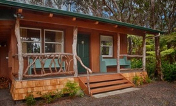 Volcano House | Charming 2 Bedroom Cottage Walking Distance from Volcano Village