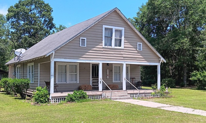 Blackshear Other | Charming 2-bedroom farmhouse in Blackshear with AC