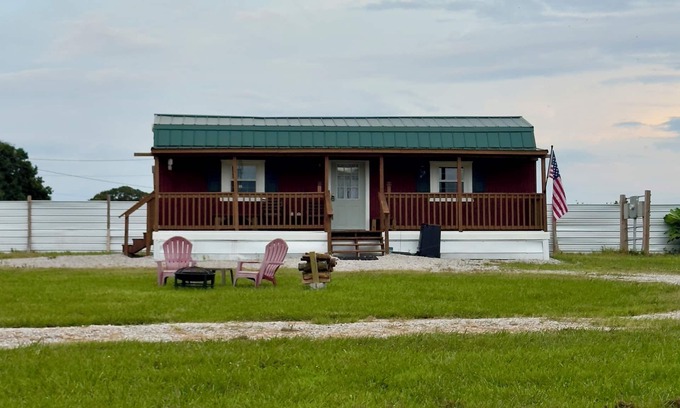Decherd Other | Charming 2-bedroom farmhouse near The Caverns and Woods Reservoir Lake