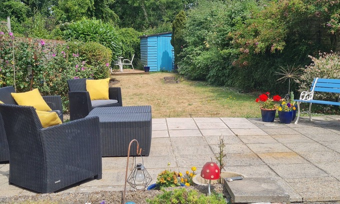 Newport Apartment | Charming 2-Bedroom Cottage with Garden, Conservatory & Castle Views – Near Newport