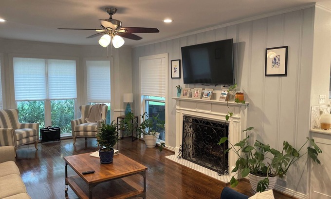 Westcliff House | Charming 2 bedroom house with great outdoor living area in across from TCU